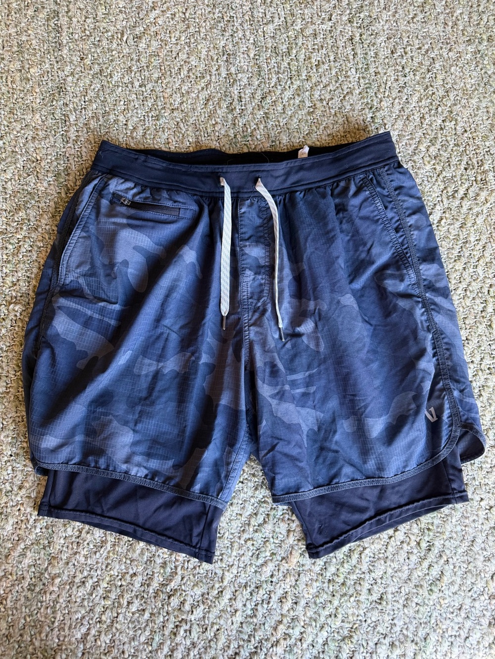 Vuori Shorts Men’s L - Navy Camo, Lined, Zip Pockets